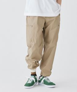 Широкие зауженные брюки-карго из нейлона и хлопковой саржи с затягивающимся шнурком по низу.