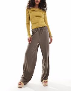 Обтягивающие супермягкие широкие брюки Pieces в коричневом цвете