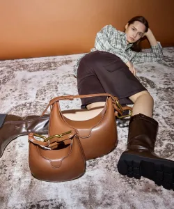 Сумка Kora с металлическим акцентом в форме луны Charles & Keith, цвет Chocolate