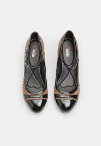 Классические туфли на каблуке Bata, коричневый