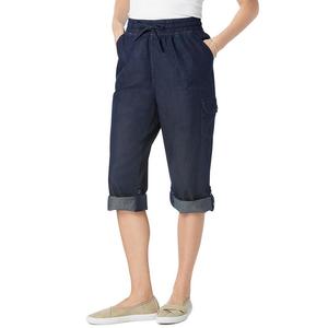 Женщина в женских брюках-капри размера плюс миниатюрной трансформируемой длины Woman Within, цвет Indigo