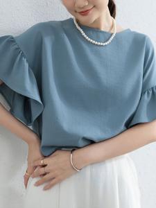 Футболка с коротким рукавом, сшитая по фигуре.