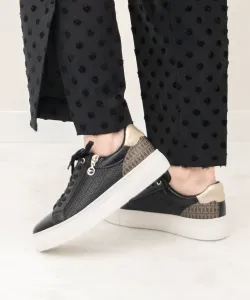 Кроссовки с толстой плоской подошвой и металлическими акцентами