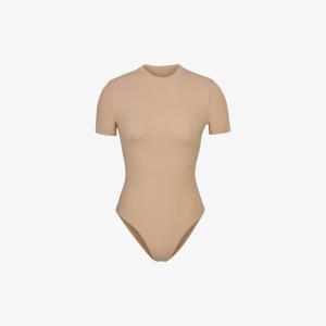 Боди из эластичной ткани с высоким воротником подходит всем Skims, цвет clay