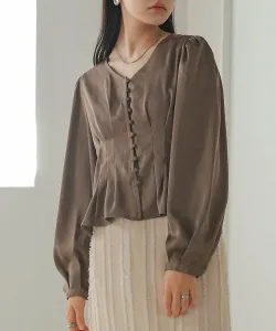 Блузка с баской и защипами на талии