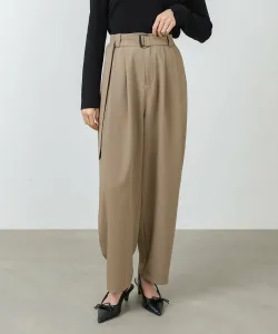 Свободные брюки с поясом и двумя складками