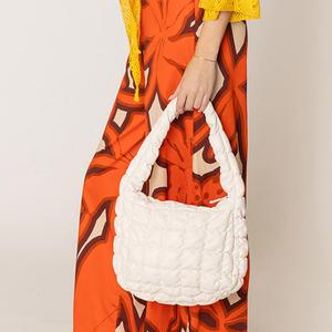 Сумка-облако на плечо из искусственной кожи с стеганой пухлой текстурой FASHNZFAB, слоновая кость