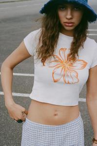 Укороченная футболка с изображением цветка гибискуса Pull And Bear, белый