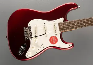 Squier Classic Vibe Stratocaster 60-х годов - Канди Эппл Рэд