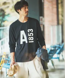 Плотная футболка с длинным рукавом и большим логотипом, большого размера.