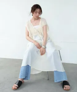 Платье с V-образным вырезом и присборенной лентой