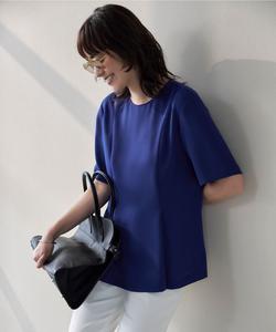 Пуловер из полиэстера с двойной прострочкой.