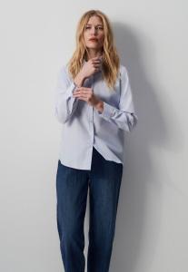 Блузка на пуговицах FRENCH  FASHION ELEGANT MODERN CBRENDA2 Caroll, светло-голубой