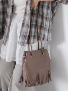 Сумка через плечо из эко-кожи с бахромой