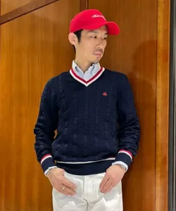 Хлопковый теннисный свитер с V-образным вырезом и логотипом GF, легкий.