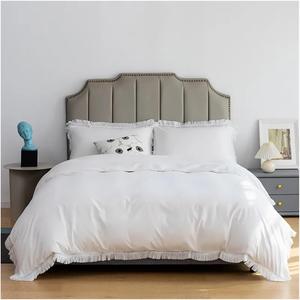 Generic Комплект постельного белья из ультрамягкой микрофибры бело-черного цвета с декоративными кисточками и бахромой