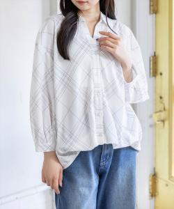 Блузка с защипами на спинке и рукавами три четверти