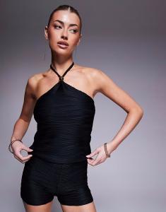 Топ-халтер ASOS DESIGN, выполненный в черном цвете, с волнистым ребристым узором и золотой отделкой