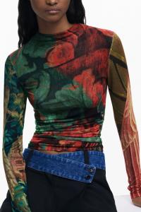 Свитер разработан Кристианом Лакруа.