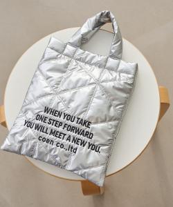 Стеганая сумка через плечо с вышитым логотипом и геометрическим узором, двусторонняя Coen, цвет Silver