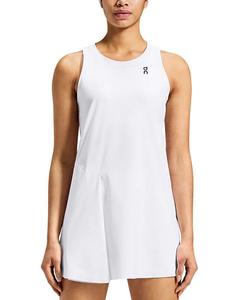 На придворном платье On, белый