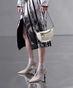 Сумка через плечо Philomena с эффектом мятой ткани в форме полумесяца Charles & Keith, цвет Cream