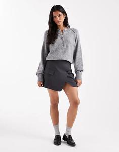 Мини-юбка с запахом на пуговицах и карманами ASOS DESIGN серого цвета