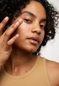 Уход за глазами GINZING™ BRIGHTENING EYE CREAM WITH CAFFEINE AND GINSENG Origins, цвет warm