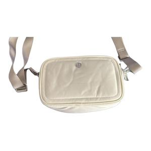 Lululemon Переработанный нейлоновый рюкзак для камеры через плечо унисекс белый, White