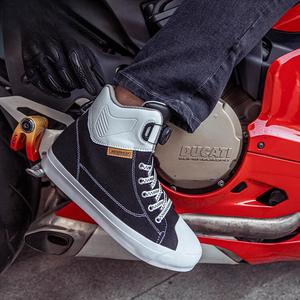 SCOYCO Мотоциклетные ботинки для езды, антискользящие гоночные, дышащие летние городские мужские кэжуал MT068WP (джинсовый черный), водонепроницаемые, размер 40