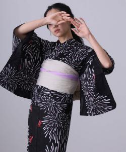 Удобный в ношении, двухкомпонентный комплект юката для взрослых, включающий пояс оби. Стильный, ретро, с возможностью выбора пояса оби. Подходит для женщин старше 40 лет.