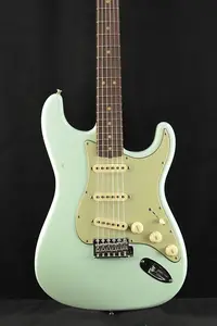 Fender '64 Stratocaster Journeyman Relic с фурнитурой Closet Classic - выцветший старинный Surf Green