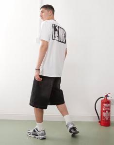 Obey - футболка белого цвета с полулоготипом бренда и принтом на спине