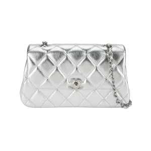 CHANEL Женская кожаная сумка через плечо серебристого цвета