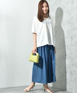 Пуловер с силуэтом пончо и логотипом.