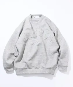 Картонная толстовка с круглым вырезом и двойным логотипом в виде арки.