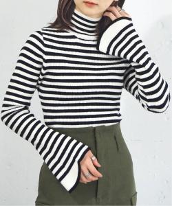 Вязаный пуловер с расклешенными рукавами и высоким воротником.