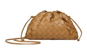 Клатч POUCH Cloud Bag из овчины мини женский карамельный Bottega Veneta
