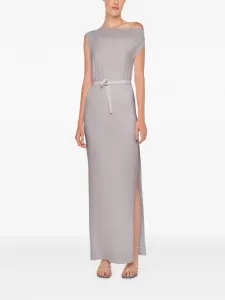 Платье с заниженной линией плеч и длинной юбкой Norma Kamali, серый