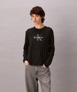 (W) Футболка с длинным рукавом Calvin Klein - с монограммой, круглым вырезом и длинными рукавами. Джинсы Calvin Klein 47E898G