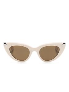 Alexander McQueen Eyewear солнцезащитные очки Punk Rivet в оправе 'кошачий глаз', серый