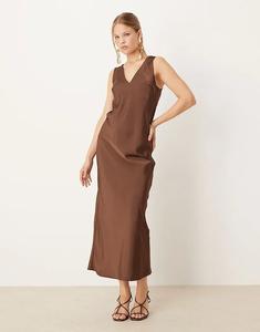 Платье-комбинация миди из атласа ASOS DESIGN шоколадного цвета с V-образным вырезом