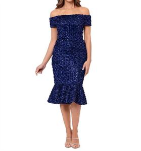 Платье с кружевными открытыми плечами и расклешенной юбкой в цвете Navy Xscape