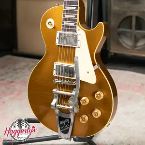 Электрогитара Gibson Custom Shop 1957 Les Paul Standard Murphy Lab Ultra Light Aged с бигсби - полностью в золотом цвете с жестким футляром