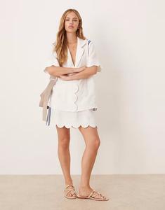 Льняная мини-юбка VRG GRL с фестончатым краем белого цвета