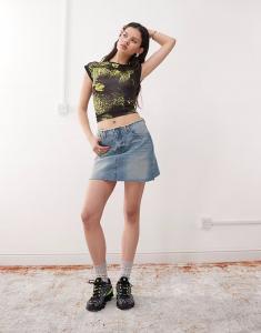 COLLUSION мини-юбка из денима средней потертости с открытым краем