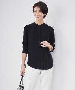 Блузка с воротником-стойкой из атласа и спинки.