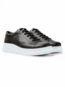 Кемпер (второе место) / Кожаные кроссовки