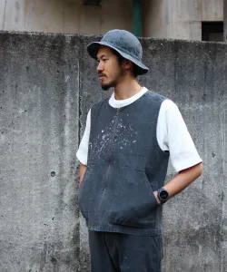 Жилет, окрашенный серой с эффектом выцветания.