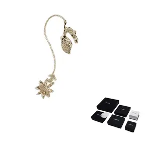 CHANEL Металлические клипсы для женщин Gold